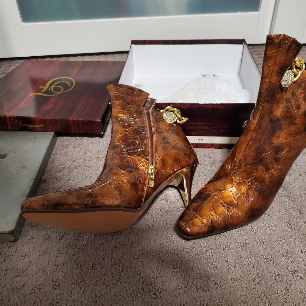 Shoes fantasy collection size 11 gold and brown with stones and a back chain